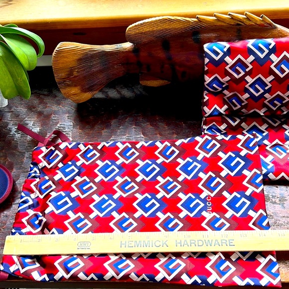 Gucci Geometric G Travel Slippers w/bag and Neck Pillow w/bag Like NEW Authentic - Picture 12 of 16